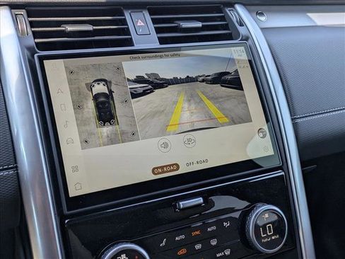 New 2025 Land Rover Discovery Dynamic SE image 13