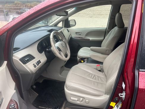Used 2013 Toyota Sienna XLE image 13