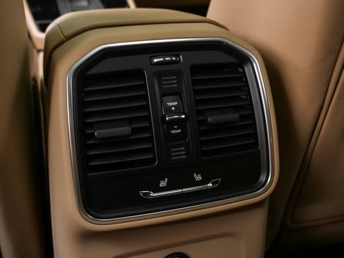 Certified 2025 Porsche Macan image 37