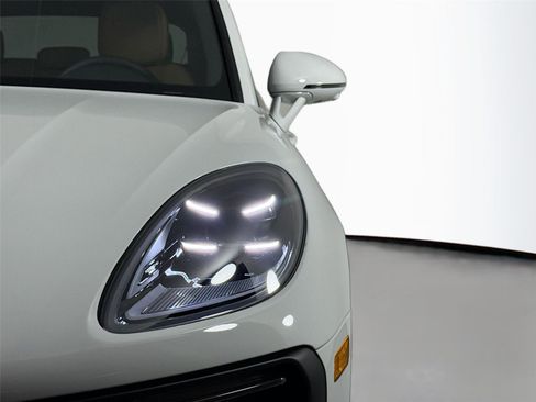 Certified 2026 Porsche Macan AWD/4WD image 15