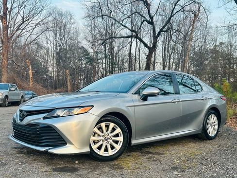 Used 2019 Toyota Camry LE image 4