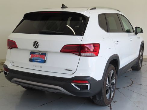 Used 2024 Volkswagen Taos SE w/ Panoramic Sunroof Package AWD/4WD image 3