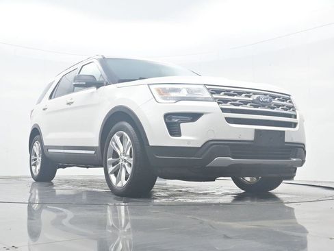 Used 2018 Ford Explorer XLT w/ Equipment Group 202A AWD/4WD image 27
