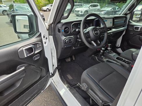 Used 2024 Jeep Wrangler Unlimited Rubicon 4xe AWD/4WD image 20