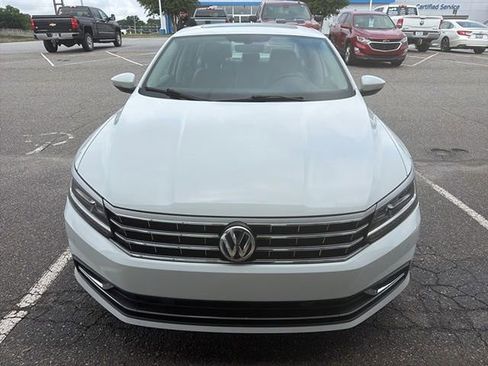 Used 2018 Volkswagen Passat 2.0T SE FWD image 2