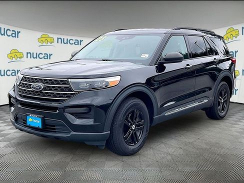 Used 2023 Ford Explorer XLT AWD/4WD image 3
