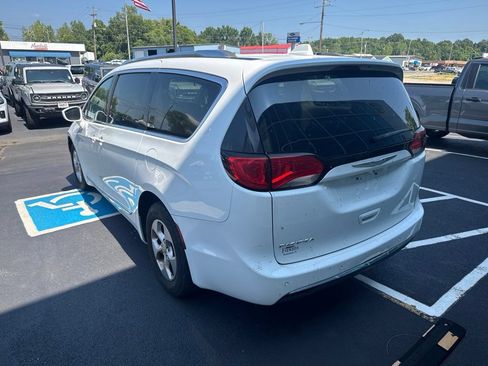 Used 2017 Chrysler Pacifica Touring-L Plus FWD image 4