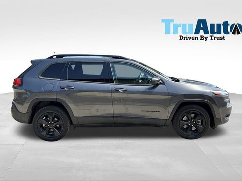 Used 2018 Jeep Cherokee Latitude w/ Altitude Package FWD image 8