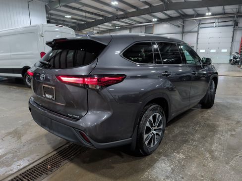 Used 2022 Toyota Highlander XLE image 3