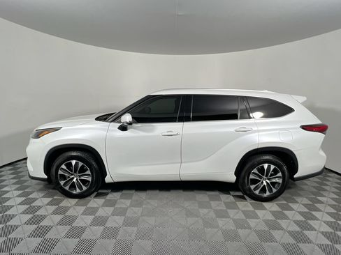 Used 2022 Toyota Highlander XLE FWD image 6