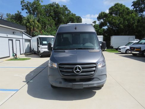 Used 2022 Mercedes-Benz Sprinter 4500 image 2