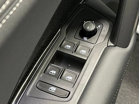 New 2026 Volkswagen Tiguan SE FWD image 17