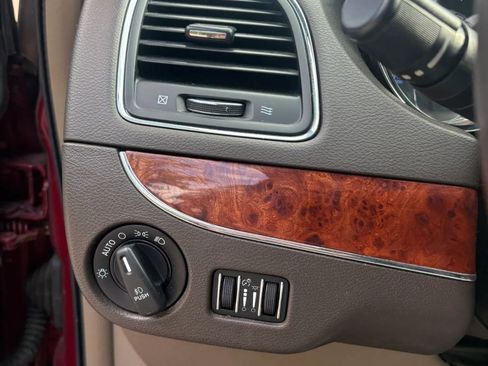 Used 2016 Chrysler Town & Country Touring FWD image 39