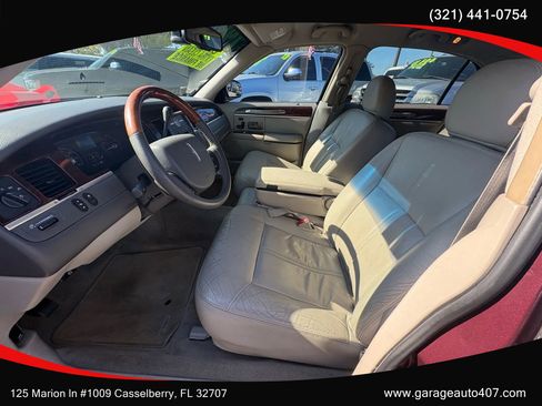 Used 2010 Lincoln Town Car Signature Limited image 11