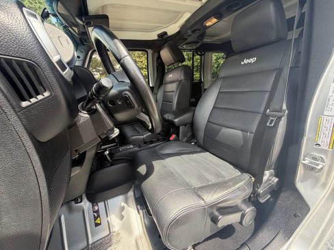 Used 2012 Jeep Wrangler Unlimited Sahara w/ Connectivity Group AWD/4WD image 5