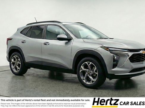 Used 2025 Chevrolet Trax LT image 1