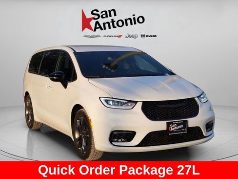 New 2026 Chrysler Pacifica Select image 2