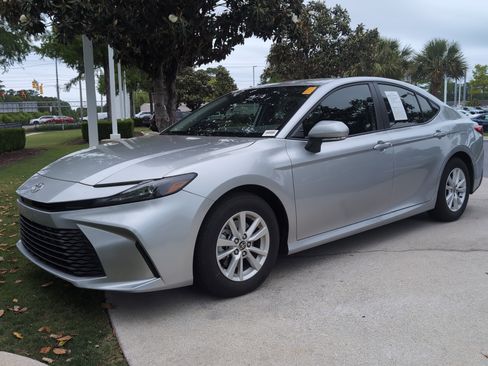 Used 2025 Toyota Camry LE w/ Convenience Package FWD image 5