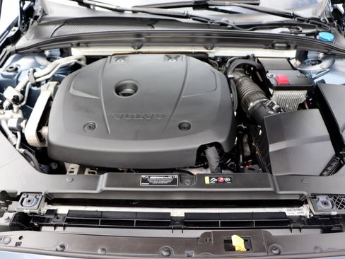 Used 2019 Volvo S60 T6 Momentum w/ Premium Package image 39