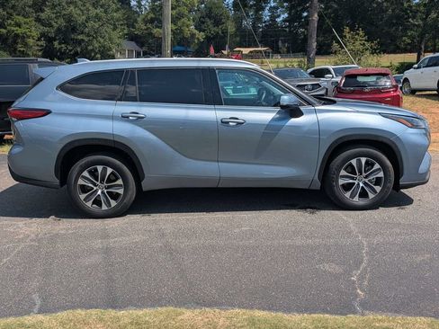 Used 2022 Toyota Highlander XLE FWD image 7