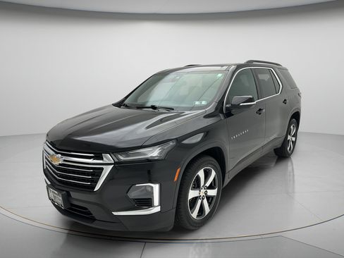 Used 2023 Chevrolet Traverse LT w/ LT Premium Package AWD/4WD image 3