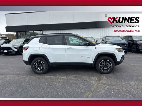 Used 2025 Jeep Compass Trailhawk AWD/4WD image 4