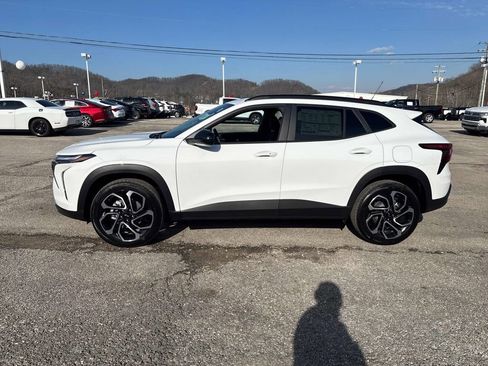 New 2026 Chevrolet Trax RS w/ Sunroof Package image 2