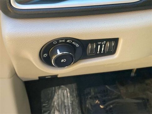 Used 2022 Chrysler Pacifica Touring-L image 13