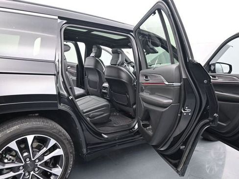 Used 2025 Jeep Grand Cherokee L Overland w/ Luxury Tech Group IV AWD/4WD image 15