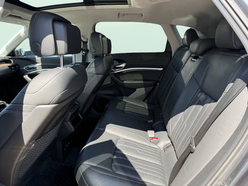 Used 2019 Audi e-tron Prestige w/ Prestige Package image 39