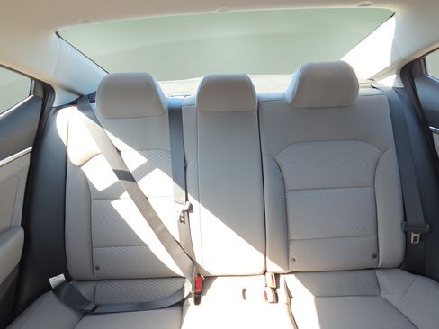 Used 2019 Hyundai Elantra SE FWD image 13