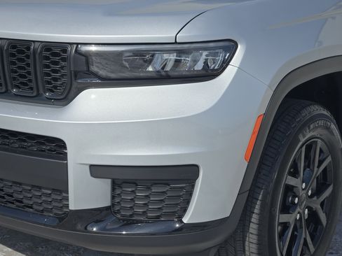 Used 2024 Jeep Grand Cherokee L Altitude image 11