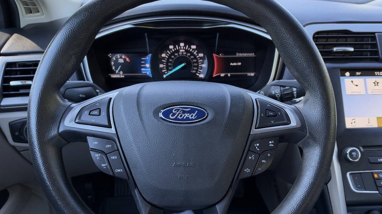 Used 2017 Ford Fusion SE w/ Fusion SE Technology Package FWD image 16