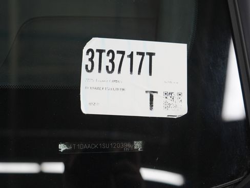 Used 2025 Toyota Camry XSE image 29