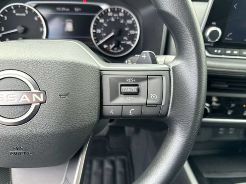 Used 2025 Nissan Rogue S AWD/4WD image 13