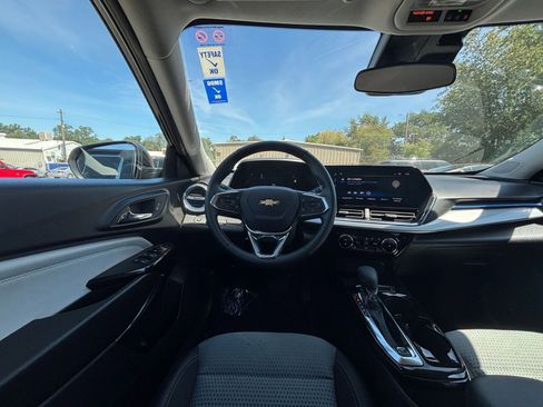 Used 2025 Chevrolet Trax LT w/ LT Convenience Package FWD image 33