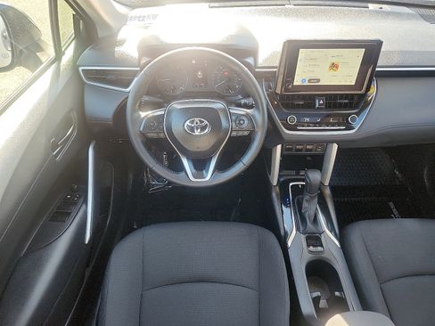 Used 2025 Toyota Corolla Cross LE image 11
