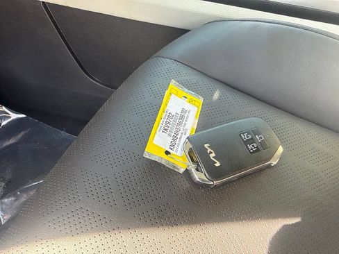 Used 2024 Kia Carnival LX FWD image 22