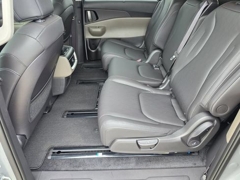 New 2026 Kia Carnival EX FWD image 17