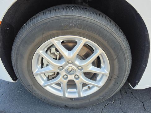 Used 2024 Chrysler Pacifica Touring-L FWD image 10