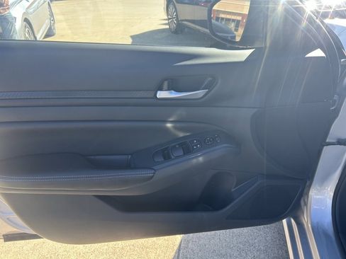 Used 2024 Nissan Altima 2.5 SV image 9