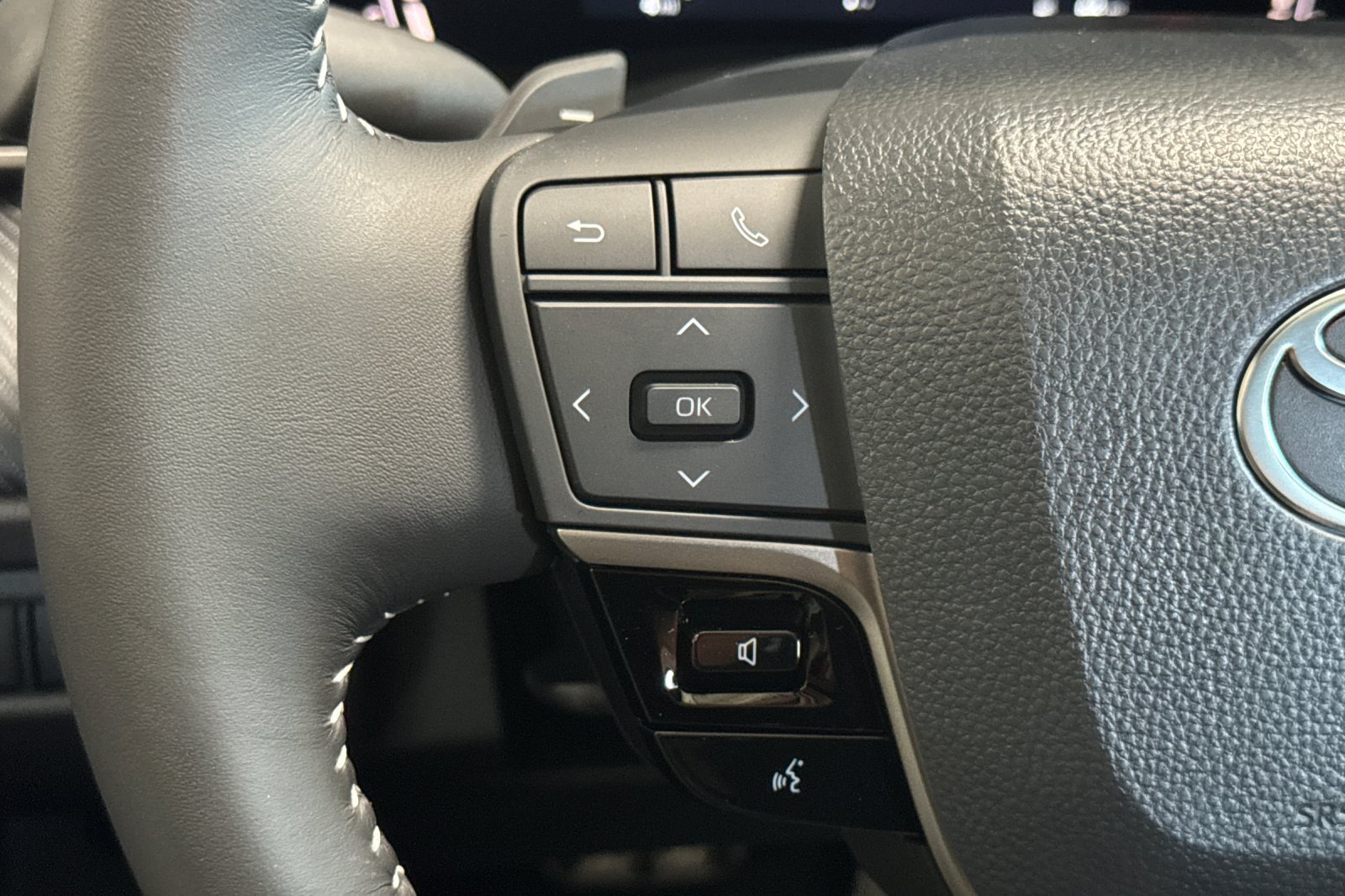 Used 2026 Toyota Camry Hybrid w/ Convenience Package FWD image 27