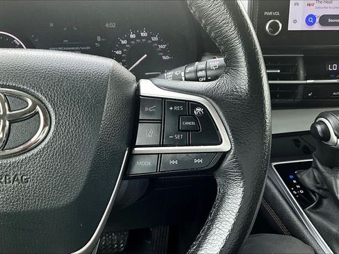Used 2025 Toyota Sienna XLE FWD image 21
