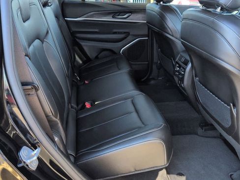 Used 2022 Jeep Grand Cherokee Limited image 20