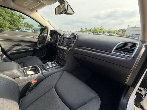 Used 2019 Chrysler 300 Touring w/ Sport Appearance Package AWD/4WD image 29