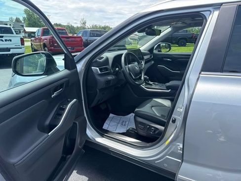 Used 2023 Toyota Highlander XLE AWD/4WD image 10
