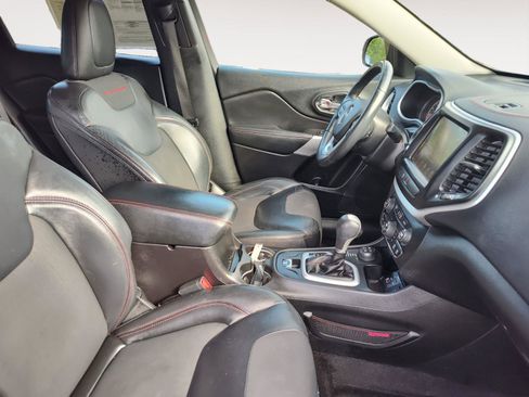 Used 2018 Jeep Cherokee Trailhawk w/ Comfort/Convenience Group AWD/4WD image 15