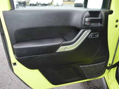 Used 2016 Jeep Wrangler Rubicon w/ Power Convenience Group image 16