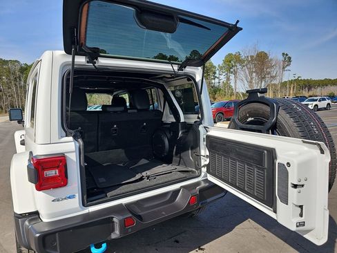 Used 2022 Jeep Wrangler Unlimited Sahara w/ Cold Weather Group image 17