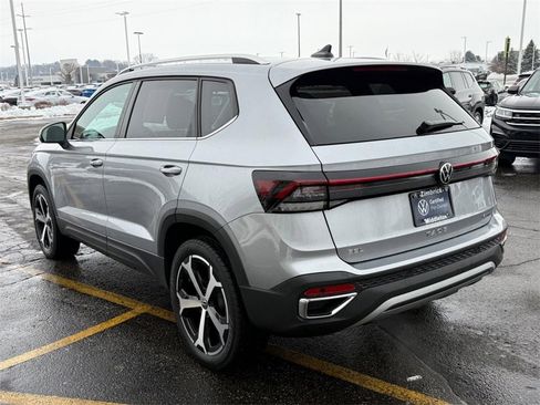 Certified 2025 Volkswagen Taos SEL image 6